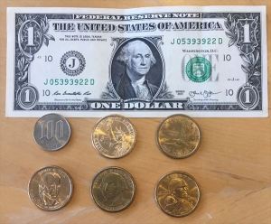 US$1のお札と硬貨 US$1のお札と硬貨