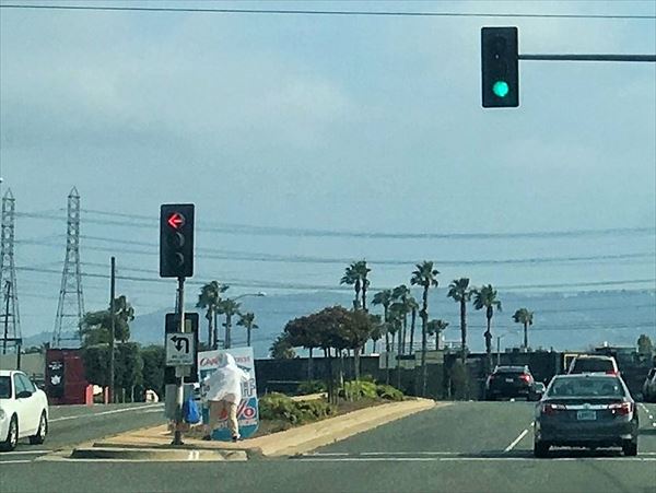 中央分離帯に、手持ち看板